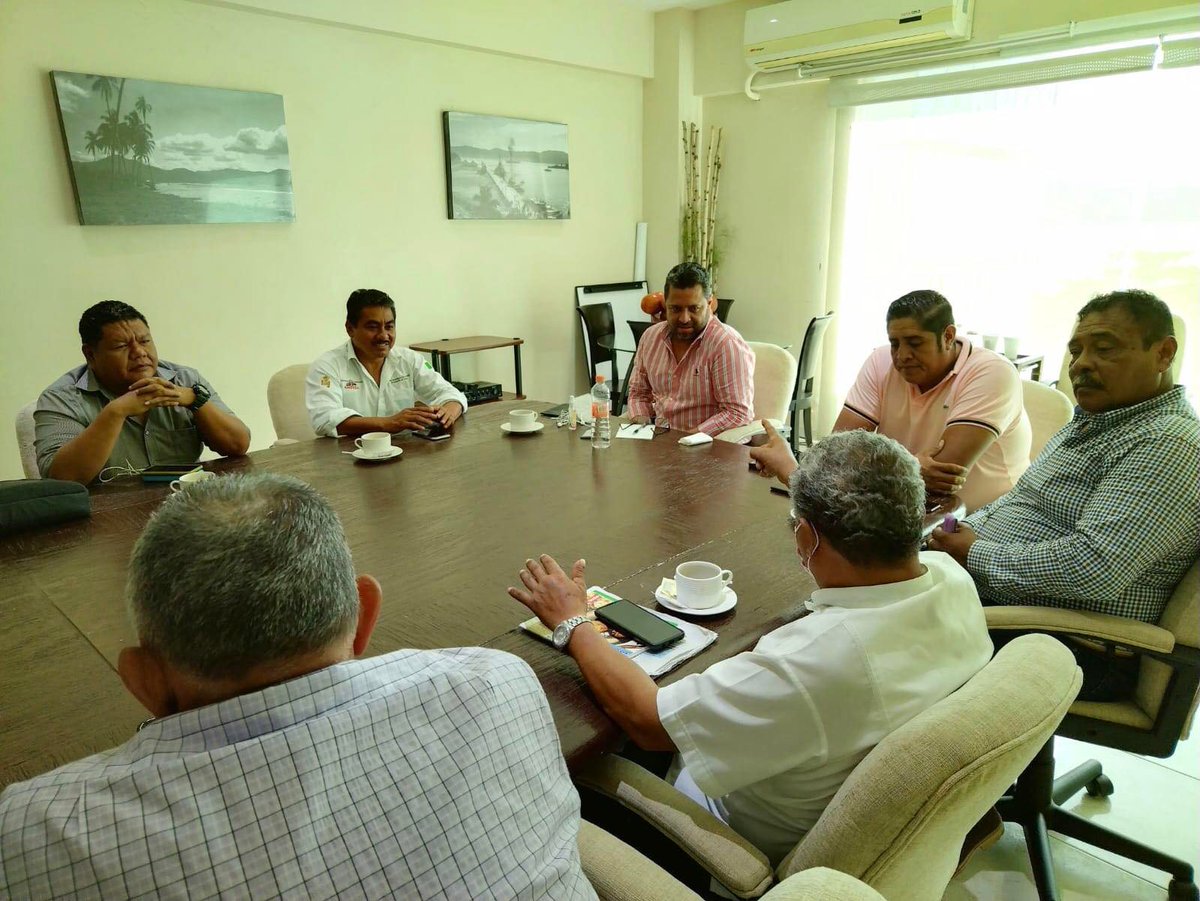 El Secretario de Turismo de Guerrero, Santos Ramírez  sostuvo una reunión con Presidentes de Asociaciones de Restauranteros de diversas zonas de Acapulco; con el fin de integrar una oferta gastronómica atractiva, que ofrezca mejores mecanismos de promoción y operación turística.