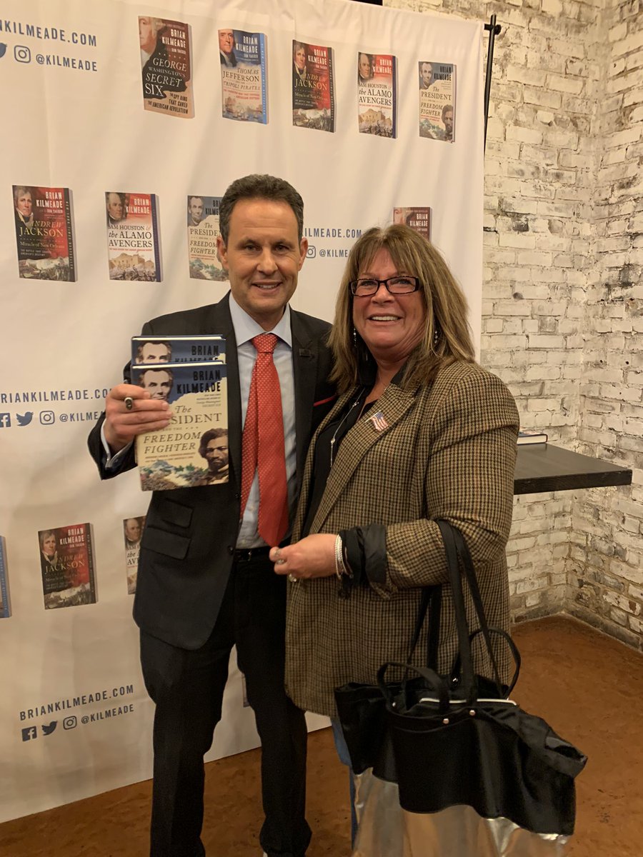 JaniceDean's tweet photo. My sister-in-law @DonnaAnnJohnson met my buddy @kilmeade tonight at Publicans in Manhasset signing his new book The President and the Freedom Fighter! He’s so awesome, he has his own website: https://t.co/bDrUrqrYfg https://t.co/VNRU701rXq