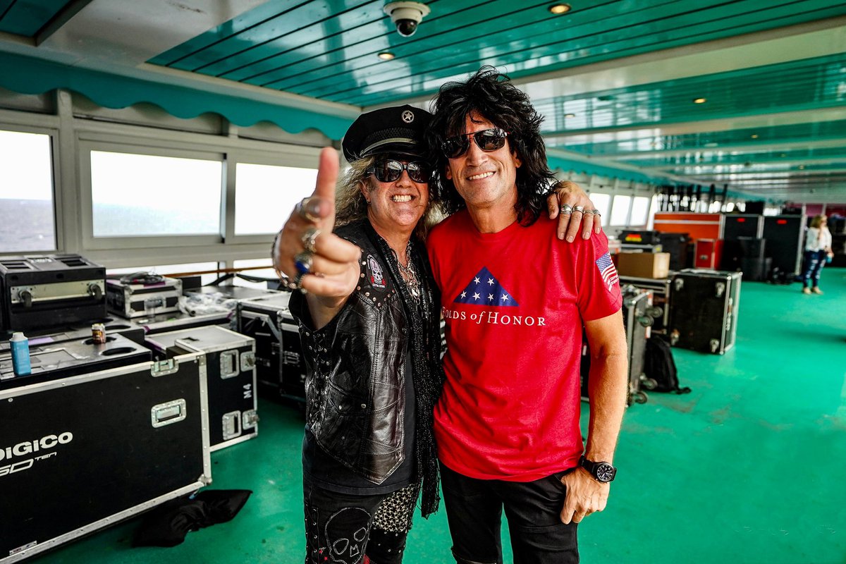 tommy_thayer's tweet photo. Just got home from KISS Kruise X, what a week!! Photos @willbyington https://t.co/5dfieXKw0x