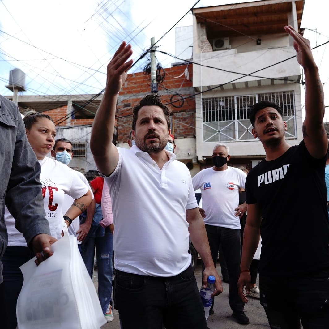 LucasMolla's tweet photo. Barrio 21 24 con @martintetaz 
Hablamos con comerciantes, vecinos/as del barrio y terminamos en un encuentro con Jóvenes .Es por acá es JxC. https://t.co/Qjw1kpJ9s0