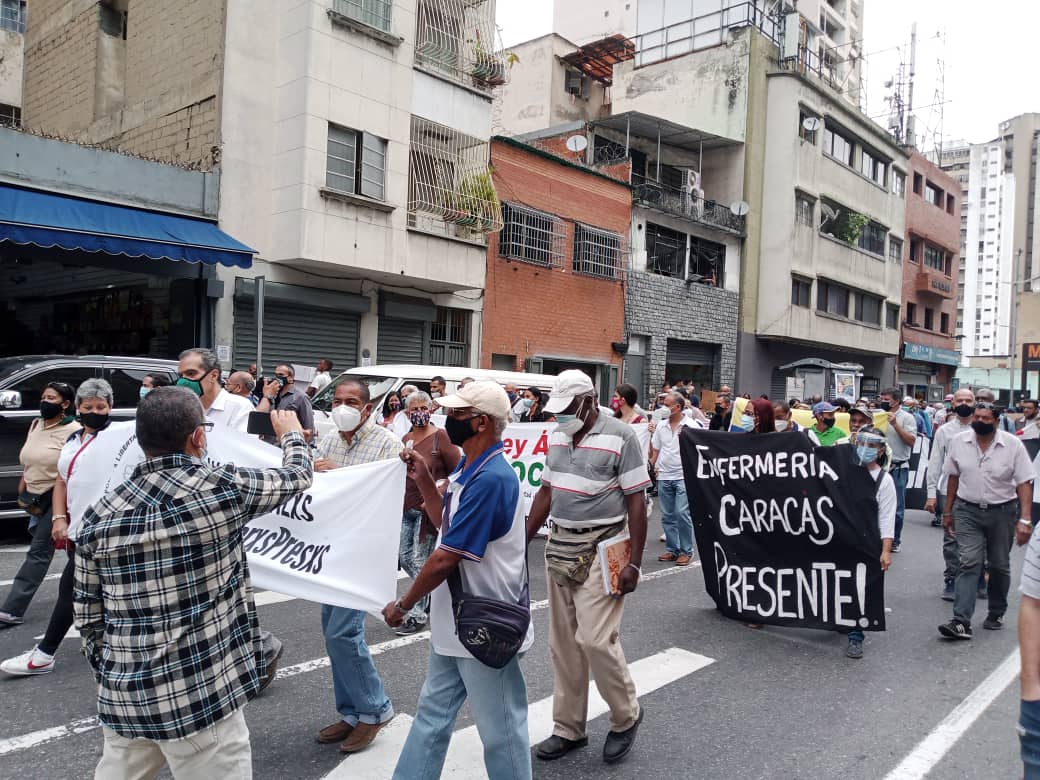 RazonVenezuela's tweet photo. ¡Ya basta de tanta desidia!
¡Ya basta de tanto atropello!
Queremos un salario digno y que nuestros derechos laborales sean respetados.
#SiSeViolanDDHH https://t.co/0akXaJut6D