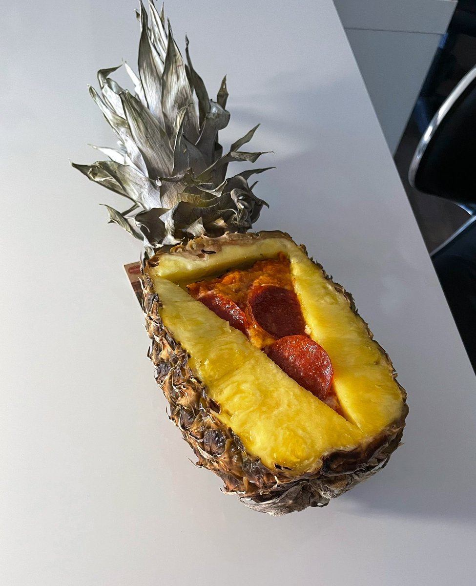 TaavMAKi's tweet photo. just got back from the pizza place and I swear I ordered pineapple on my pizza https://t.co/RuLjEvtt1B