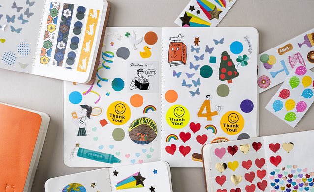 유쾌하고 사랑스러운 컬렉션을 위해

당신이 사랑해 온 스티커를 한 권의 노트에 담아보세요. 다양한 스티커를 손쉽게 휴대할 수 있고 스티커북을 하나의 컬렉션 또는 수집 노트로 활용하실 수 있습니다.

모든 페이지가 스티커를 붙였다 뗐다 다시 붙일 수 있는 스티커용 종이로 제작되었습니다.