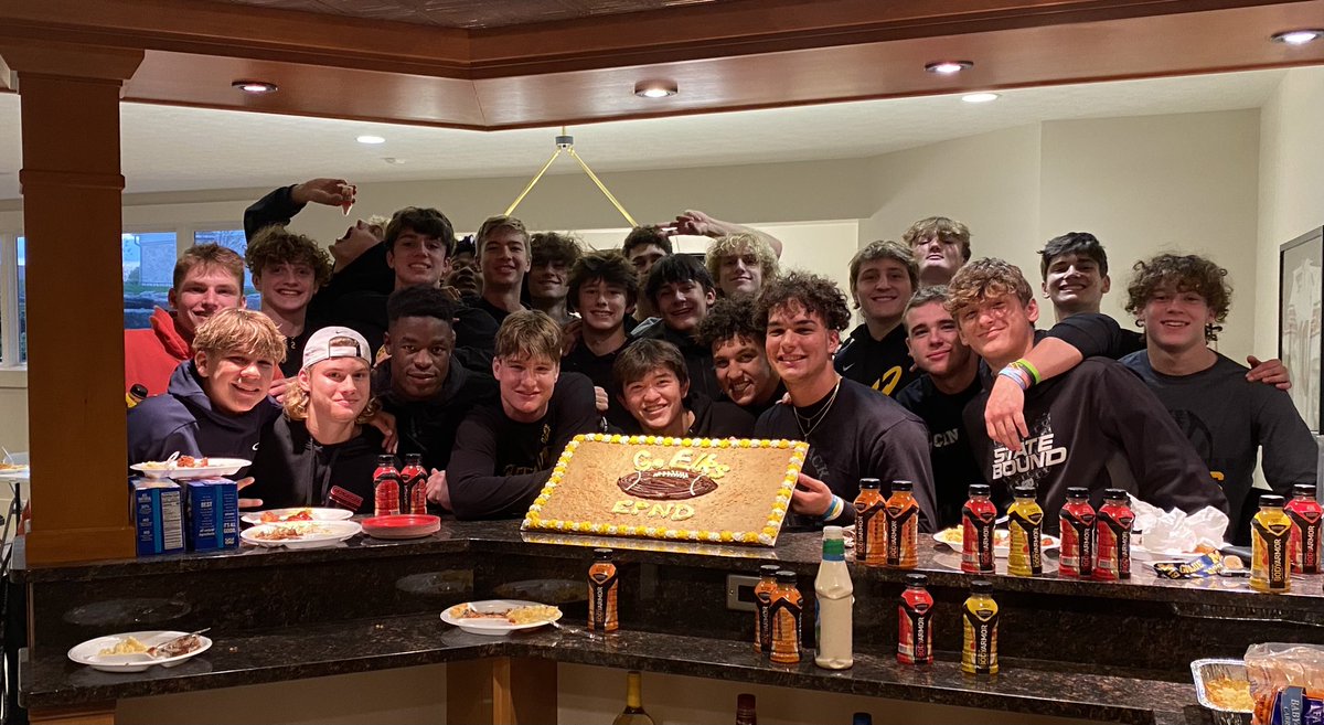 bettyharrison71's tweet photo. Love having all these football boys over. All of them so polite๐ค๐#positiondinner ##epnd #goelks #beatwhitmer https://t.co/RuJl1UdHnK