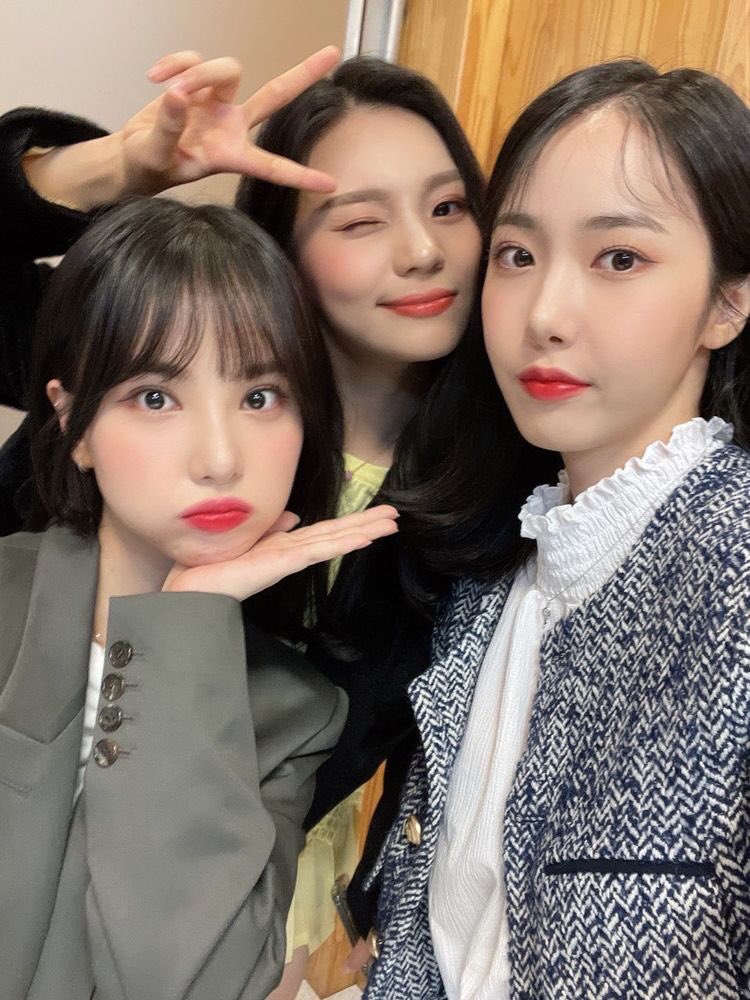 noestoyaquiuu's tweet photo. Las pitufas más guapas nos alistamos para salir por última vez a disfrutar de ir a tomar algo, esta vez no dejamos a Nana atrás que luego hace berrinche
#RSINCGR + #RSTRlP + #ARS  https://t.co/YpQwAM5JFk