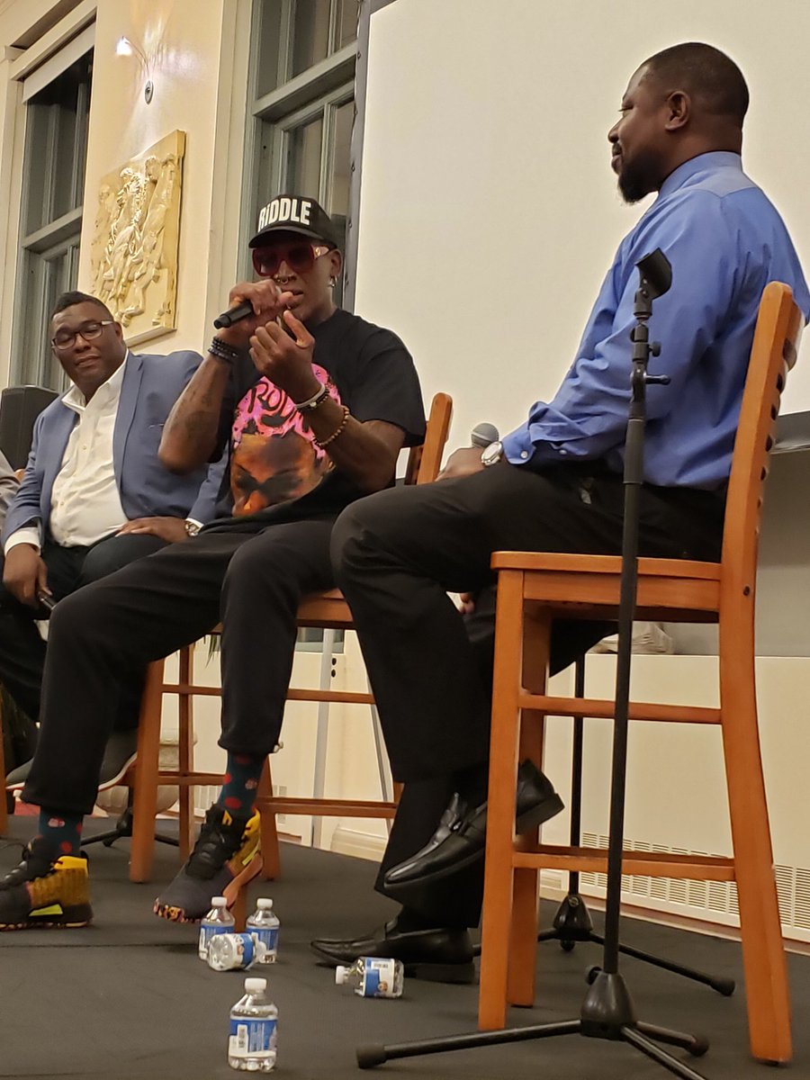 EconExplainsIt's tweet photo. Pretty cool experience getting to sit front row and listen to NBA hall of famer Dennis Rodman speak at Wilmington Public Library. #inWilm #WilmingtonLibrary #StraightTalkSeries #straighttalkwithDennisRodman @dennisrodman https://t.co/QsOq9NOQqD