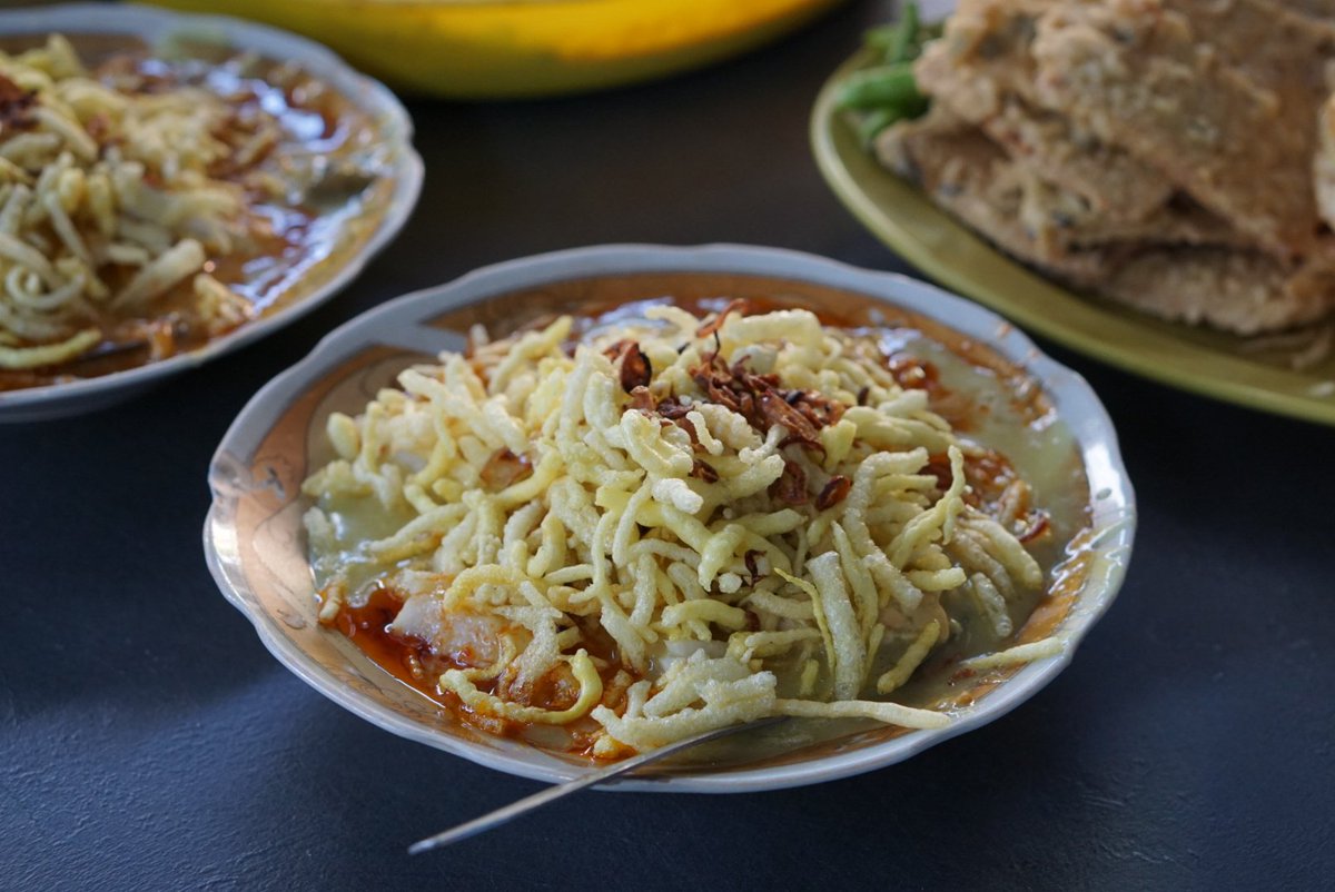 infotegal's tweet photo. Kupat Glabed for lyfe, apalagi ditambah sate bukur. Juara! 

Kira-kira Kupat Glabed yang paling jos itu di mana saja ya sobat? 

Selamat pagi. 

#Tegal #Slawi #kulinertegal #tegalculinary #tegalfnb https://t.co/Xiy9ULYAbj