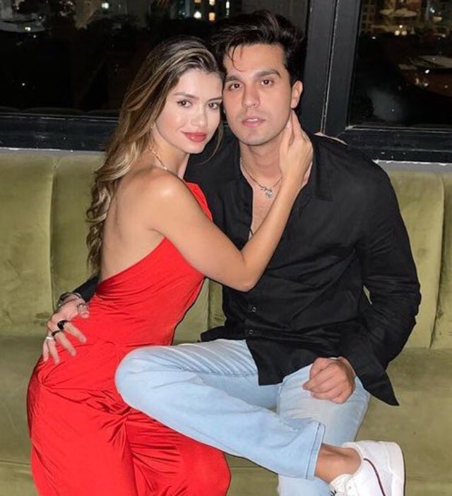 Duas pessoas namorando encarando uma solteira