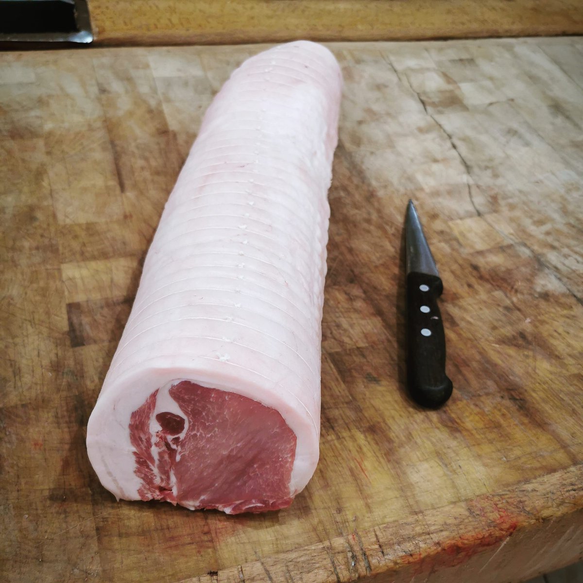 romain_leboeuf's tweet photo. Filet de #porc #Cul #Noir du #Limousin 😍
Nos #éleveurs ont du #talent 🇨🇵
#RomainLBF #LeGrasCestLaVie #ToutEstBonDansLeCochon #Artisanat #Artisan #ArtisanBoucher #Boucher #HappyButcher #Butcher #ButcherLife #JaimeMonMétier #ILoveMyJob #CulNoirDuLimousin #FiletDePorc #RotiDePorc https://t.co/JNLVFkCWYE