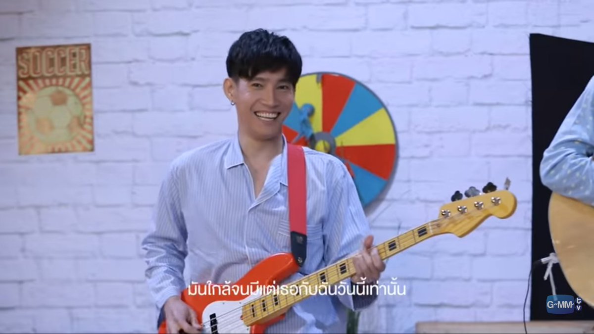artistiquess's tweet image. For the first time after a long time I'm watching #Play2gether and I haven't stopped laughing throughout the chapter. Without a doubt the best thing was to see the beautiful smile of @SivakornLert and see him play with the guitar, my favorite concept 

@SivakornLert