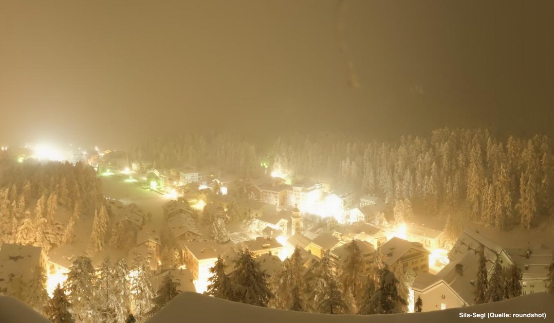MeteoNewsAG's tweet photo. Vor allem im Süden sowie in den zentralen und östlichen Alpen gab es in den letzten 24 Stunden einiges an #Niederschlag. Dieser fiel in mittleren und hohen Lagen in Form von #Schnee, entsprechend tiefwinterlich zeigt sich heute z.B. #Arosa oder #Sils-#Segl. (ss) https://t.co/vxckkhdehT