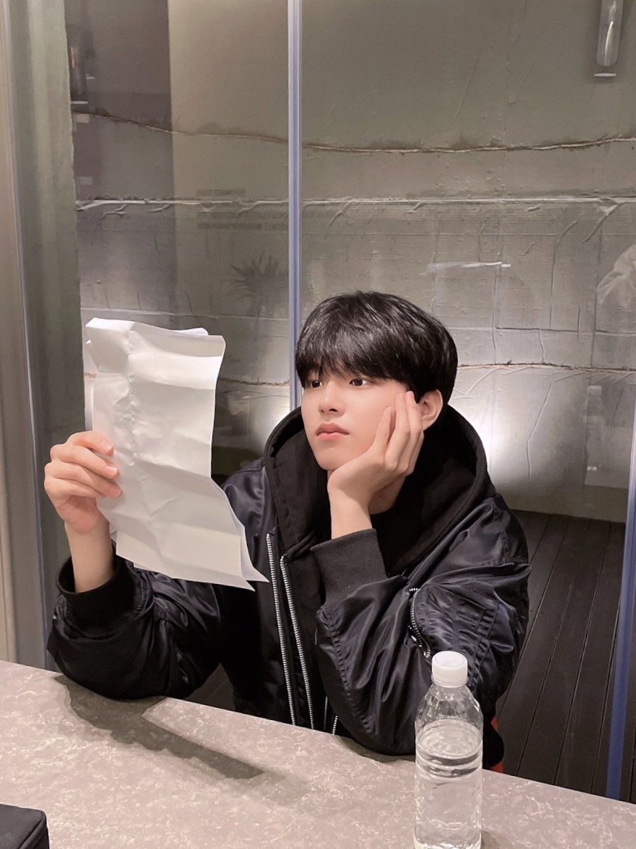 GHOST9OFFICIAL's tweet photo. [#이진우]

요즘은 녹음을 하는 중이지요~~
과연 곡 스타일은 어떨까요~~?? https://t.co/vs8oRE3Pjh
