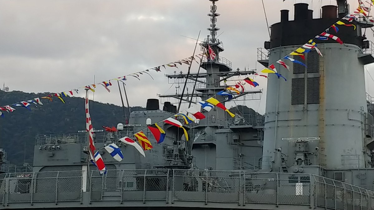 tuckership's tweet photo. 昨日のことですが、呉湾艦船めぐり、夕呉コースで満艦飾を見てきました。
自衛隊OBのガイドの方のトークも冗談から専門的なことまでとても楽しめました。
また行きたいと思います。
#呉湾艦船めぐり 
#満艦飾 https://t.co/03ZsgwCtKB