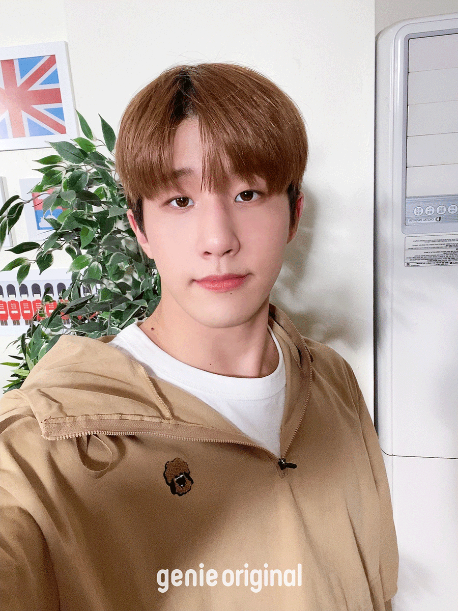 genieoriginal's tweet photo. [GUEST #ASTRO]  
로하 모두 소리지~~르지말고 박수쳐어어👏👏 코시국에 아스트로와 떠나는 런던(?) 여행💙 내일밤 만나요👋@ASTRO_Staff 

- 11/5 19:00 #혹캉스 EP 01 
- 11/9 19:00 #혹캉스 EP 02 

미리 구독/알림해두기👇
https://t.co/pRyGGeZf6z https://t.co/rDD0IBzOb6