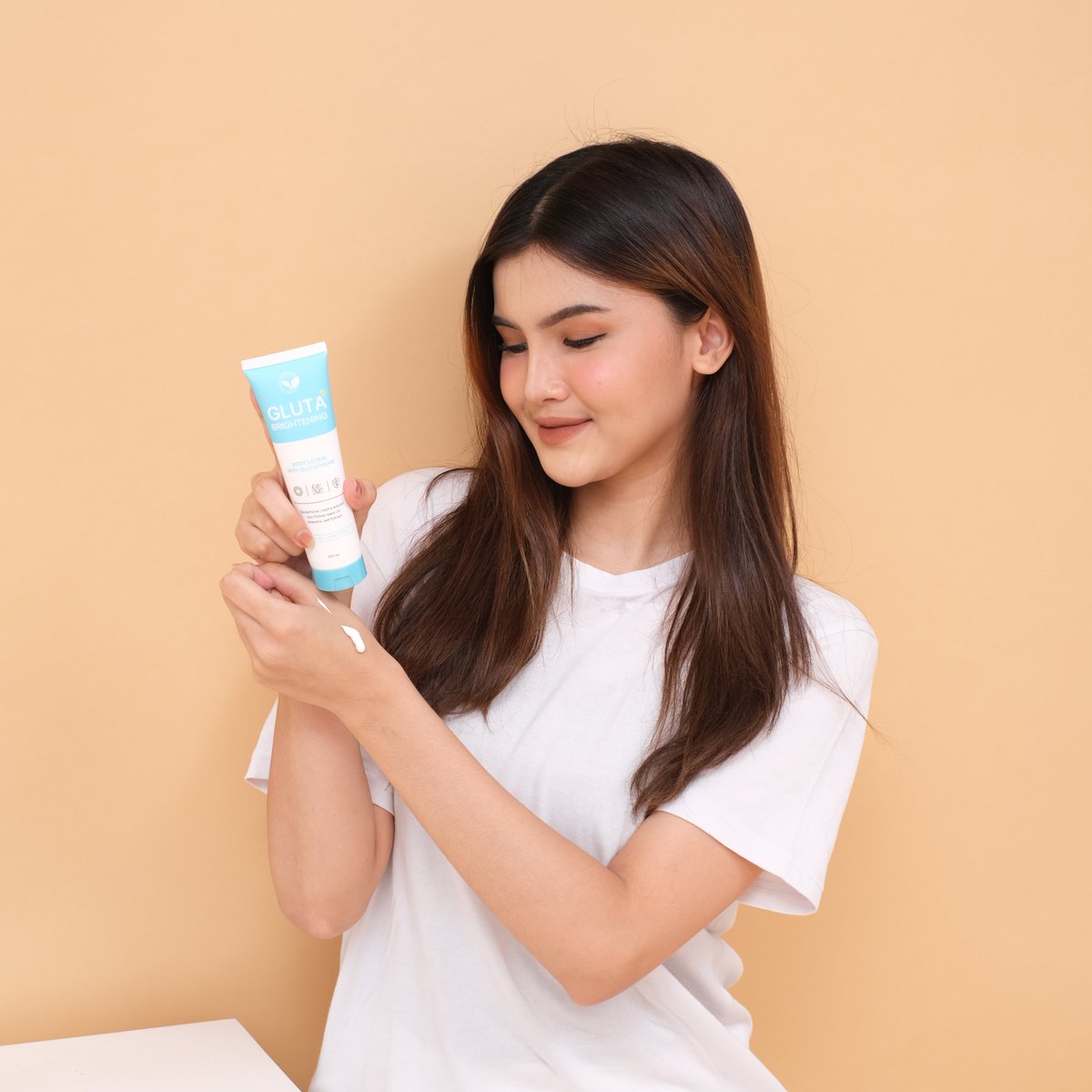 herbiglow's tweet photo. Ini nih yang ngebuat Gluta Body Lotion spesial..

Dengan kombinasi Glutathione + Alpha Arbutin + Aloevera Extract + Sunflower Seed Oil

Ngebuat si Body Lotion satu ini mudah meresap dan lebih cepat mencerahkan kulit yang kusam 🥰
#bodylotion #lotion #herbiglow https://t.co/tdP0cXBtM9