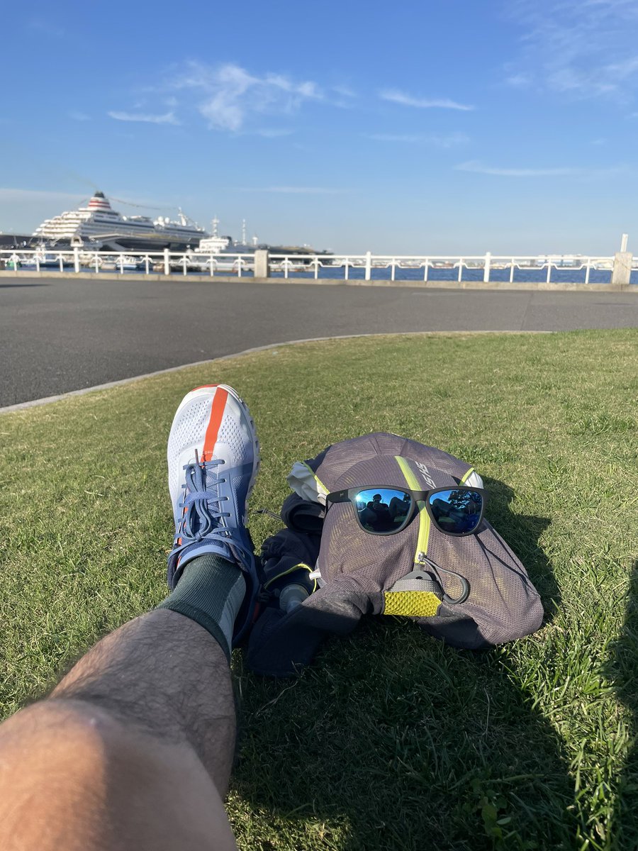 tohken0610's tweet photo. 山は諦めましたが海に来ました。
音楽も聞かず、ペースも気にせず。
走っているとクライアントの企業のロゴとかチラチラ目に入ってきてしまうがそこは何も見てないと言い聞かせながら。
でも芝生に座ると全てを忘れさせてくれました。
#Cloudflow
#Goodr
#rush5r
#OnFriends https://t.co/PLIbs2jfZY