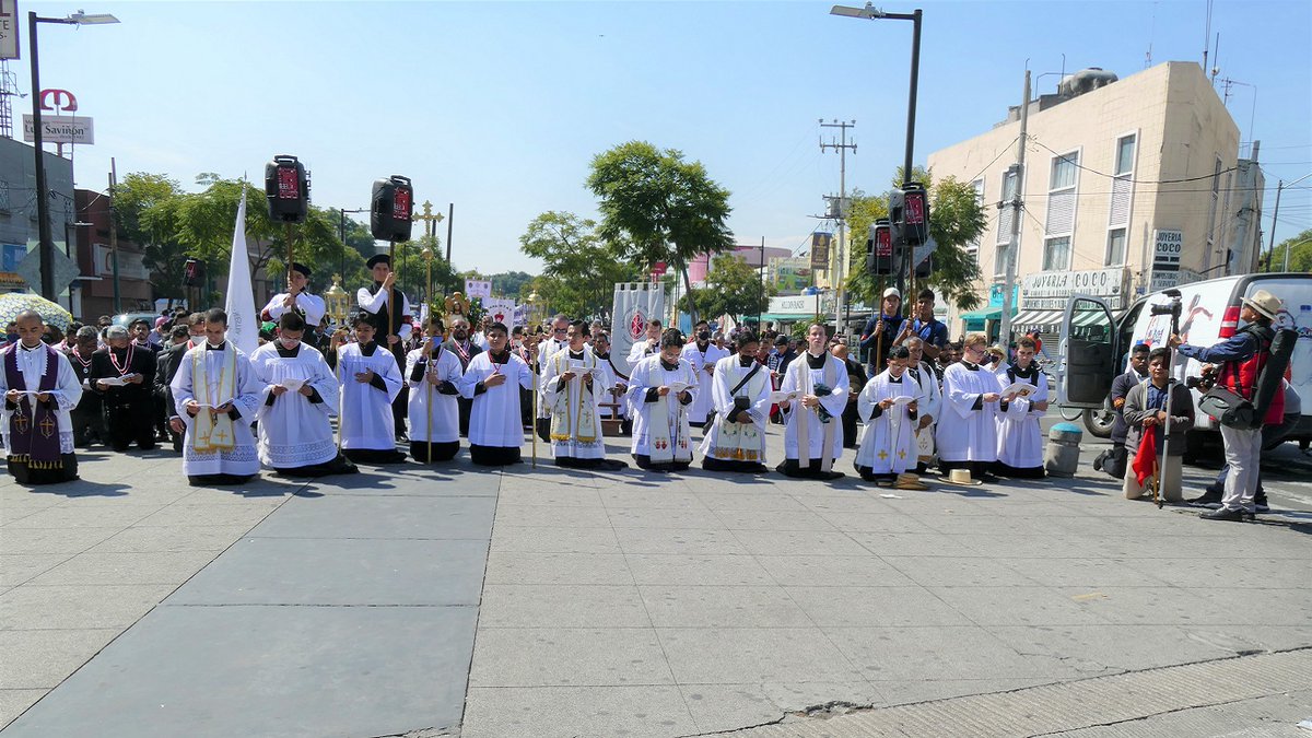 FSSPXES's tweet photo. El domingo 31 de octubre de 2021 tuvo lugar la peregrinación anual de Cristo Rey, en donde 1,600 fieles de los prioratos de México, 12 sacerdotes, seminaristas y 5 religiosas oblatas se reunieron para proclamar públicamente la realeza de Nuestro Señor. https://t.co/EO6luqKeai https://t.co/Zj1KxP6fSK