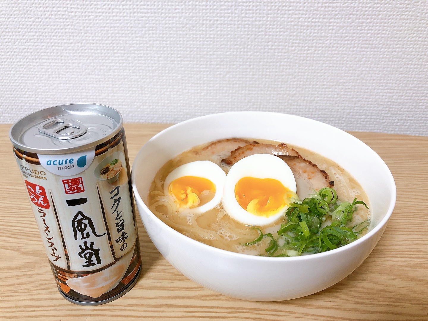 Acure アキュア そのまま飲んで美味しい コクと旨味の一風堂とんこつラーメンスープ ですがアレンジもオススメ あなみん考案 こんにゃく麺でヘルシーなラーメンアレンジをご紹介 こんにゃく麺と ニンニク ごま油を入れ鍋で温め お好みの具を