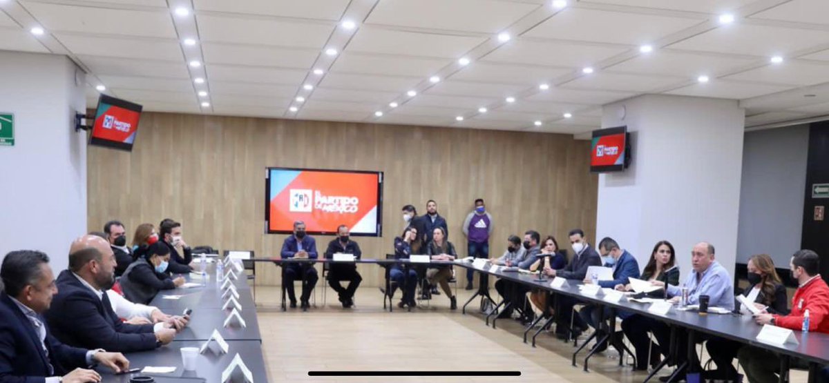 rigofuentes's tweet photo. Concluimos en la sede del PRI Nacional, una extensa reunión de trabajo las y los diputados del Grupo Parlamentario del PRI.

En equipo,con nuestro coordinador Rubén Moreira, seguimos trabajando por ti, por tu familia; por #Mexico.

#VamosADarle 
#DiputadosPRICoahuila https://t.co/3ZW7QTsFDN
