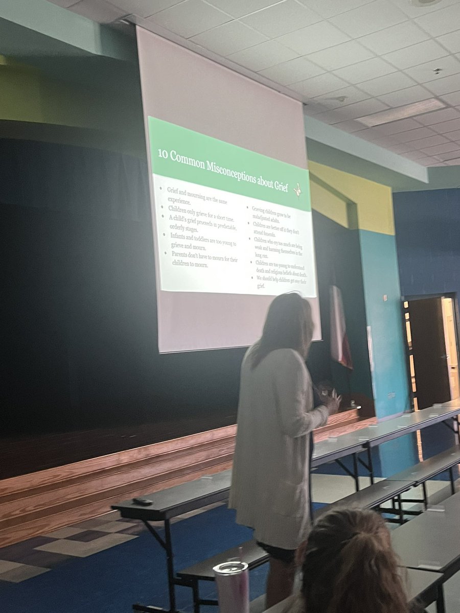 Rebecca Casas tweet media