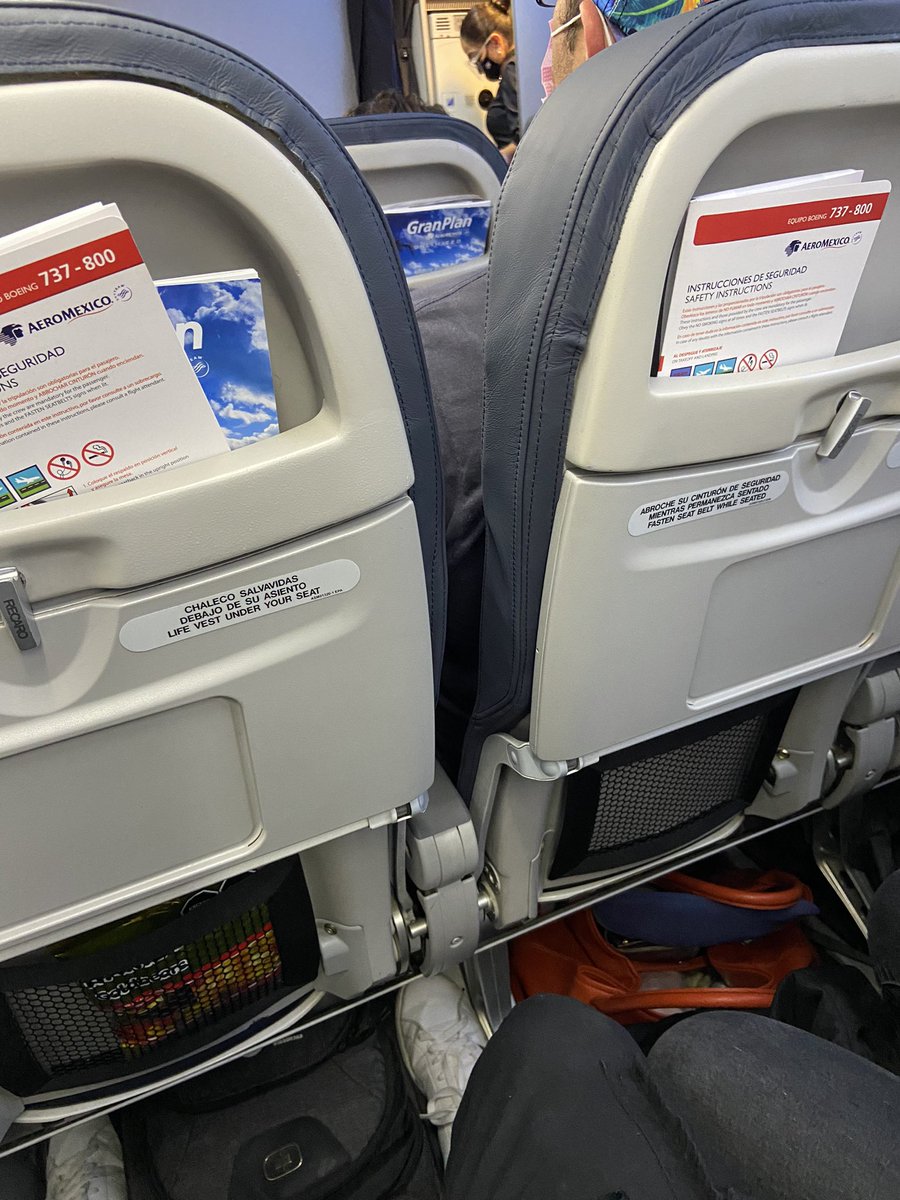 pablogrupotop's tweet photo. @Aeromexico vuelo 387 de Los Cabos a CDMX retrasado y cambiaron equipo, se pagó por clase premier y mandaron un equipo sin clase Premier… deberían reembolsar la diferencia no? Además súper apretados los lugares Fila 3A #aeromexicomal #todomal @Profeco https://t.co/9LI7A0yxkF
