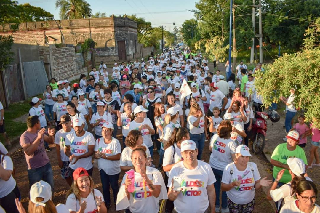 Pablo_romerook's tweet photo. ¡MÁS PREPARADOS QUE NUNCA PARA SER LA PRÓXIMA GESTIÓN! 🙋🏻‍♀️🙋🏻‍♂️ con cariño, fuerza y energía, copamos las calles de Mercedes 🙌🏼 y estamos convencidos que somos LA MEJOR OPCIÓN PARA EL FUTURO DE MERCEDES 💪🏼 #VamosConstruyendoFuturo https://t.co/uoCe9EJQIU