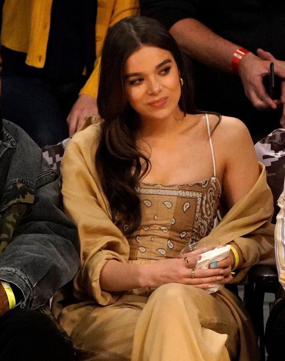 TrHailee's tweet photo. Twitter Twitter tell me is there anyone in this world more beautiful than Hailee Steinfeld ? 🪞🖤
#Day704
#Dickinson
#Hawkeye
#mydreamperson @HaileeSteinfeld https://t.co/pmMHi2O4B6