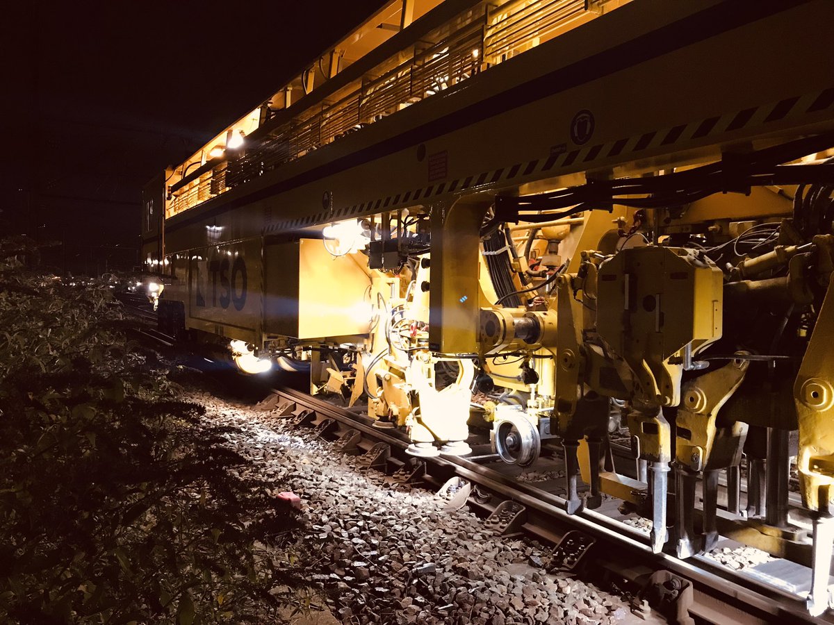 <a href="/infrapolepn/">Infrapôle Paris Nord</a> La totalité des DSH automatiques (40) opérationnels cette nuit ✅ Remplacement 1/2 aiguillage 1220B bigrue + bourrage mécanique lourd en gare de Saint Denis #ITCIndustrielles saison 2 #scénarisation  <a href="/RERD_SNCF/">RER D</a> <a href="/SNCFReseau/">SNCF Réseau</a>