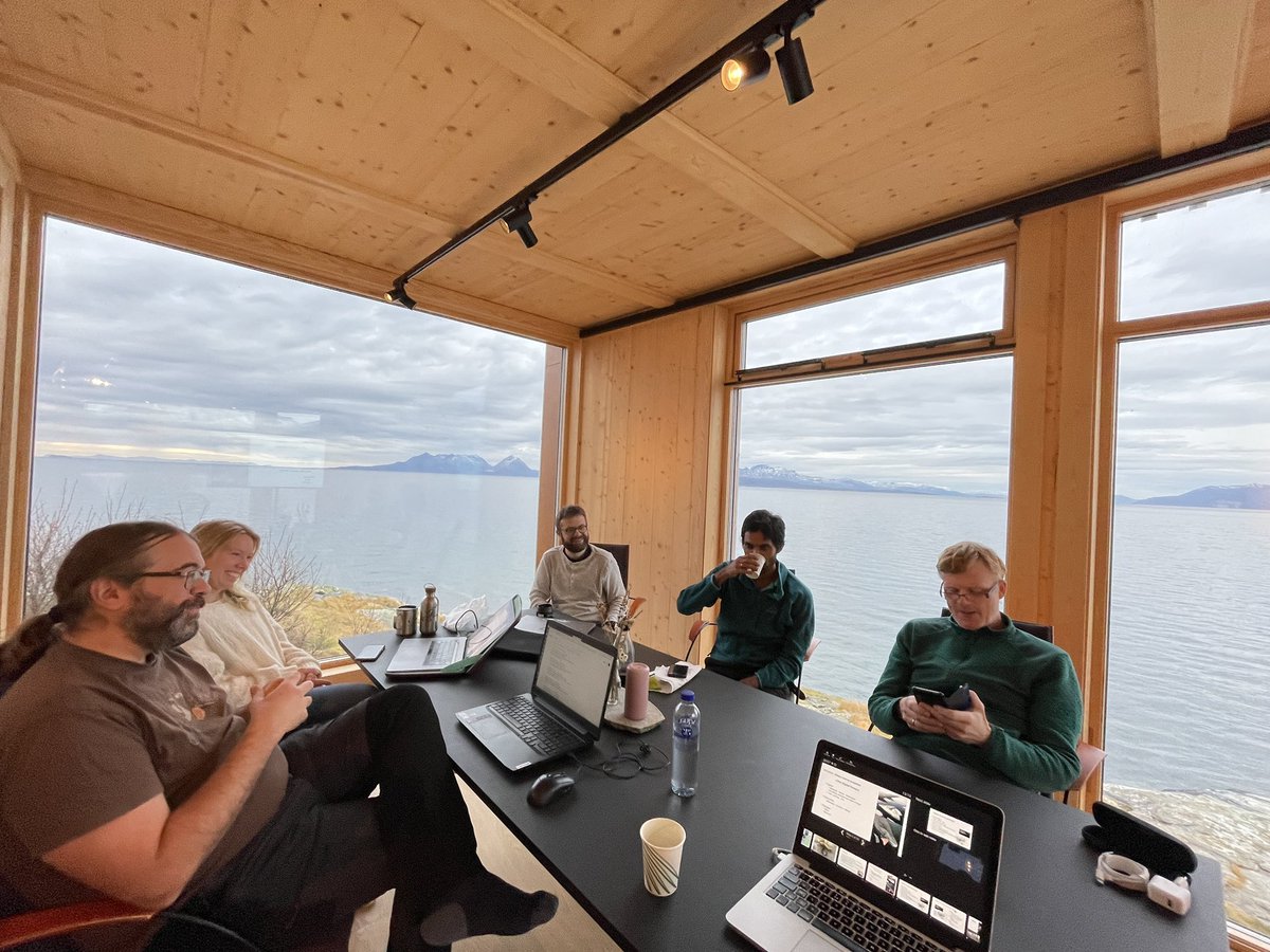 Our new favorite @UiTGenetics office. Hard to find a better place for discussing #marinescience #molecularEcology and #environmentalgenomics in the #Arctic 🎉
