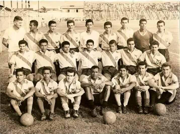 AntonioUbilla1's tweet photo. Diciembre 1960 en estadio Capwell posan los primeros 22 jugadores convocados para la primera participación en una eliminatoria mundialista #Raffo #Spencer #Bolaños #Lecaro #Macias #Cañarte #Balseca #Palacios #Aurea #Raymondi #HistoriaSeleccionEcuador #FigurasFutbolEcuatoriano https://t.co/VpM7GxHVxU