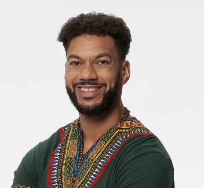 alexusrochelle's tweet photo. Does anyone else see the resemblance? He just can’t be trusted 🙄 #TheBachelorette https://t.co/iPy6FlOahK