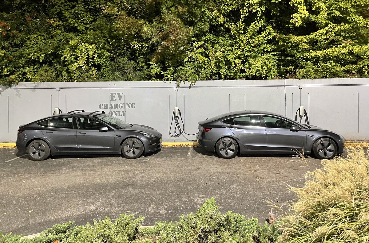 daveydo2000's tweet photo. Halfway to Michigan after a day of driving. Spending the night &amp; recharging in Chatanooga, TN at @DoubleTree. All three hotels on this same block downtown offer complimentary electric vehicle charging. It is becoming a “must have” amenity. Viva rEVolution!
@elonmusk @Tesla https://t.co/046GO0jjKo