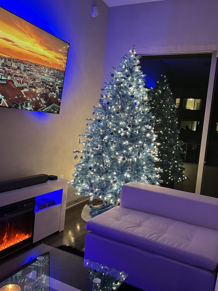 TheeGingeeer's tweet photo. it’s that time of the year 💙🎄💙 https://t.co/E4k7utMhxh