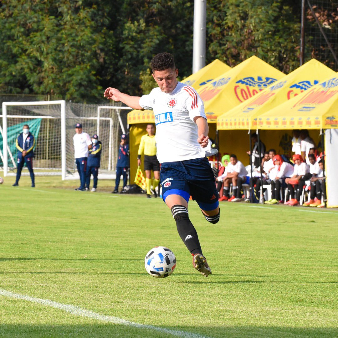 FCFSeleccionCol's tweet photo. 📸 ¡Partido amistoso! 🙌

Nuestra Selección Masculina Sub 19 derrotó 2-0 al equipo Sub 20 de Independiente Santa Fe continuando con su preparación para la Revelations Cup

#VamosColombia 🇨🇴 https://t.co/FcAJm16Vfw