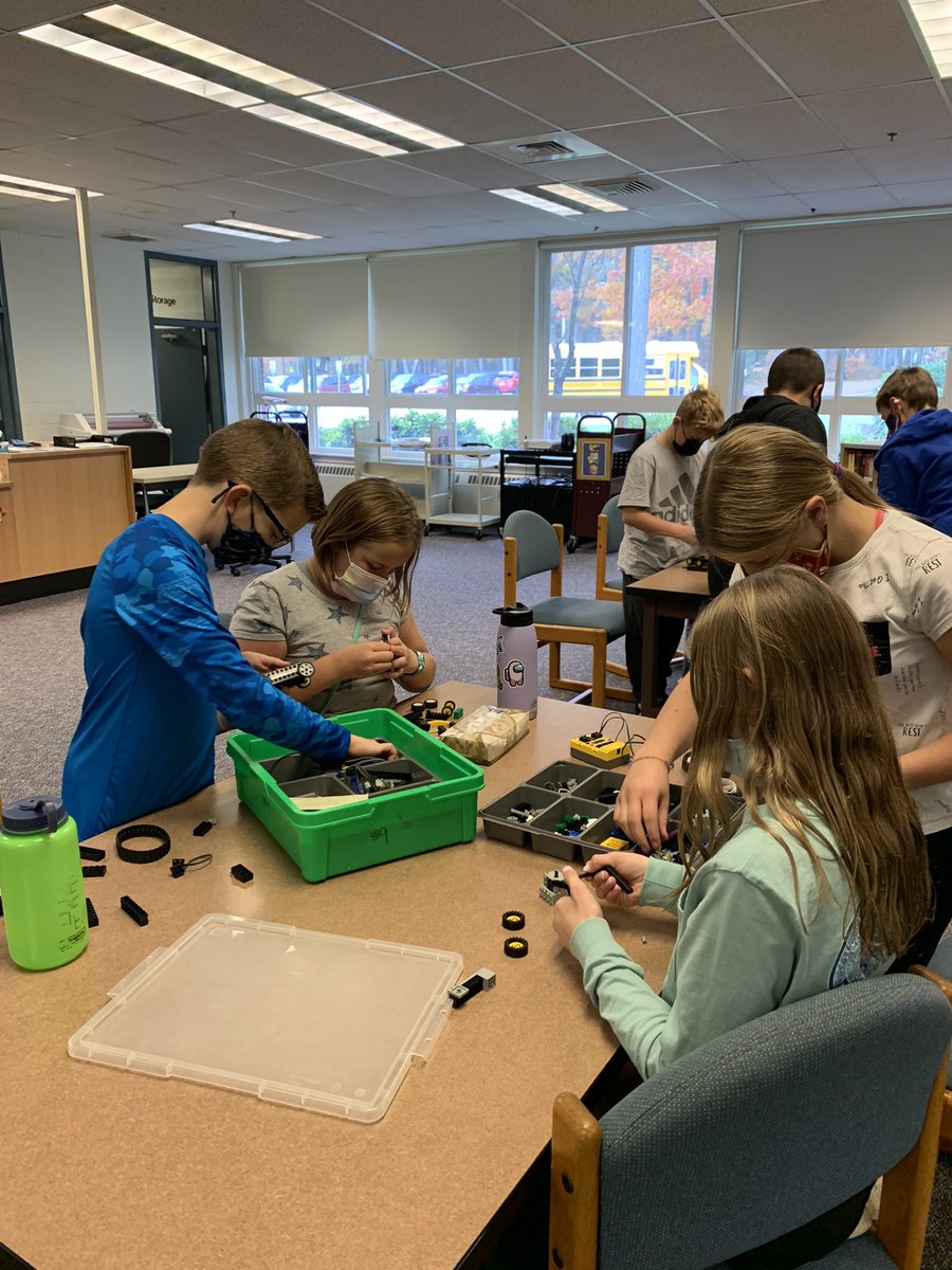 lderrymslibrary's tweet photo. @lderrymslibrary storm time today…day 2 #LEGO time! Kids having a great time building! #STEM #lderrylearns @Londonderry_lms https://t.co/z3yTnwvlyY