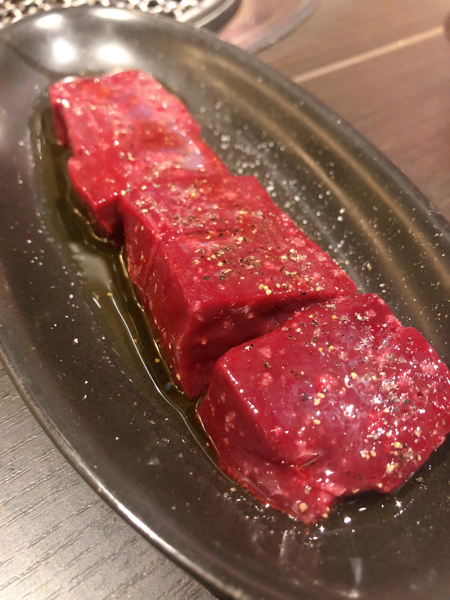 O Xrhsths 焼肉マルゴ 焼肉 とワイン 東京 丸の内 有楽町 Sto Twitter おはようございます 当店イチオシ 角ピン極牛レバー と 合法レバ刺し 自慢の新鮮牛レバーを使用しており 外はプリっと中はしっとり食感 絶対クセになります 企業公式秋の