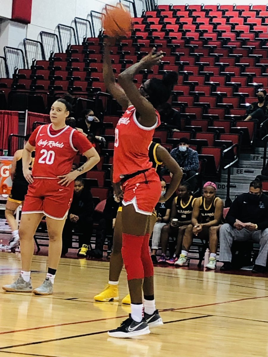 Desi-Rae Young @afrocaribbean23 puttin’ in work … Coach Wes always knew you were a next level player! <a href="/vegasheathoops/">VegasHeatBasketball</a> So proud of you! Currently with 6 pts / 4 rebounds 🙏🏼🏀

UNLV leads 49-15 w/ 2:49 left til half <a href="/UNLVLadyRebels/">UNLV Lady Rebels</a>