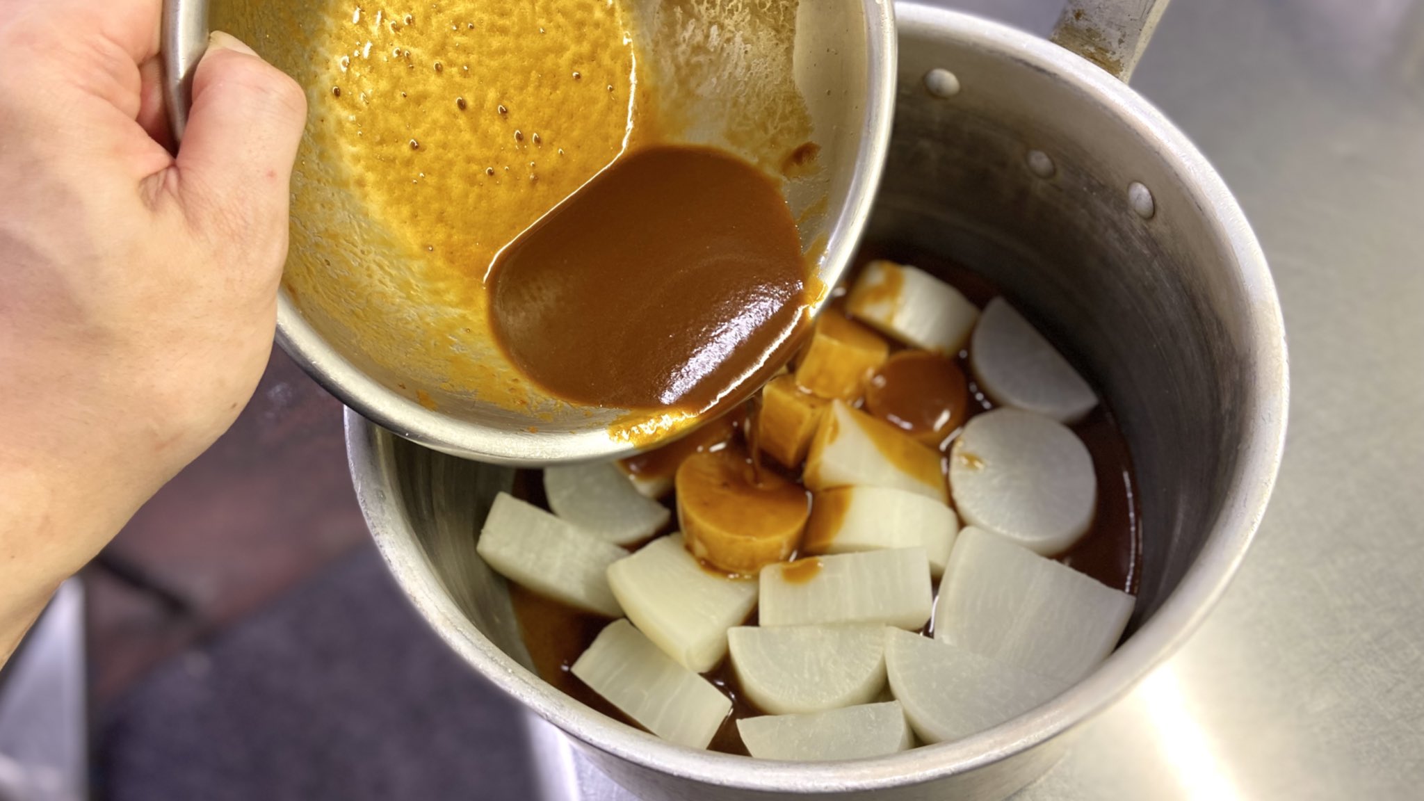 麦ライス シェフ 料理家 放り込んで放置するだけ 旨煮みそ大根 皮を剥いてカットした大根1 2本を鍋底に敷き詰め 赤味噌 大4 甜麺醤 みりん各大2 おろし生姜 大1 砂糖 小2 小麦粉 小1と水をかぶるぐらい加え中火でとろみが付くまで触らず煮詰めたら