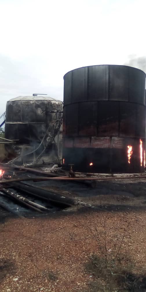 BarretoSira's tweet photo. #Anzoátegui Lamentable ver imágenes de incendios en instalaciones petroleras, hoy #03Nov en Anaco y Freites. Los rojos destruyeron la que un día fue la industria más importante del país, PDVSA, la han convertido en chatarra y cenizas. https://t.co/gVEJCUiicK