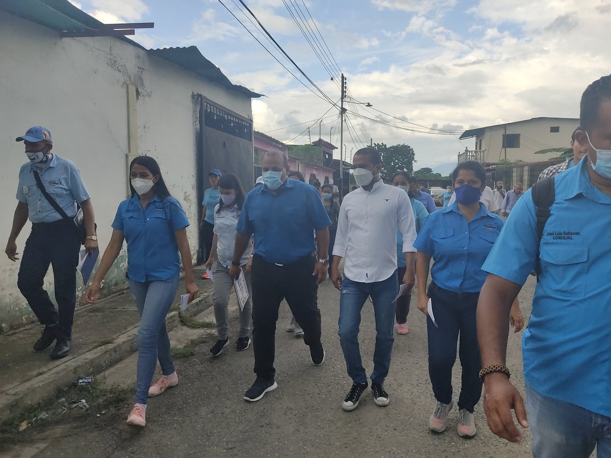 AbilioGomezS's tweet photo. #Merida Acompañamos al gobernador @RamonGuevaraMRD candidato a la reelección y a @jesuslopezad1 candidato a la alcaldía del mcpio. Alberto Adriani en un recorrido por el sector La Conquista en El Vigía. UNIDAD para triunfar!
#DefendamosAMerida https://t.co/f5BKBDKDCe