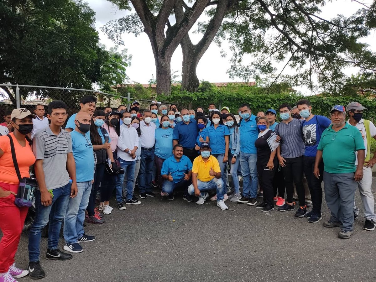 AbilioGomezS's tweet photo. #Merida Acompañamos al gobernador @RamonGuevaraMRD candidato a la reelección y a @jesuslopezad1 candidato a la alcaldía del mcpio. Alberto Adriani en un recorrido por el sector La Conquista en El Vigía. UNIDAD para triunfar!
#DefendamosAMerida https://t.co/f5BKBDKDCe