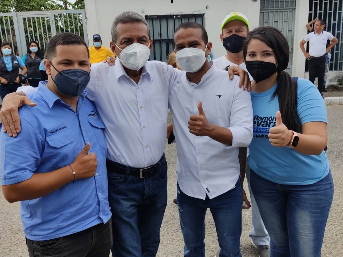 AbilioGomezS's tweet photo. #Merida Acompañamos al gobernador @RamonGuevaraMRD candidato a la reelección y a @jesuslopezad1 candidato a la alcaldía del mcpio. Alberto Adriani en un recorrido por el sector La Conquista en El Vigía. UNIDAD para triunfar!
#DefendamosAMerida https://t.co/f5BKBDKDCe