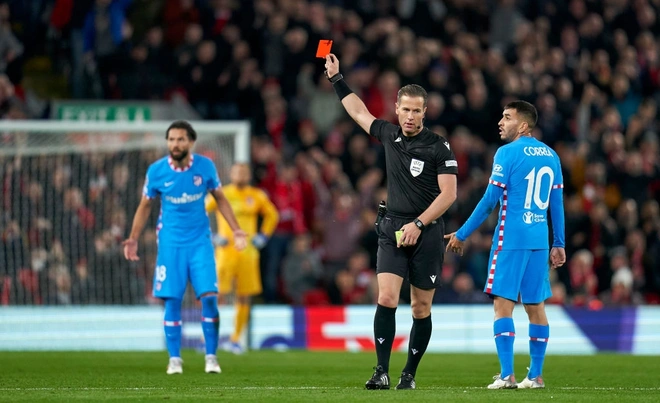 MarkPilongo16's tweet photo. Atletico defender received a red card for ignoring the referee
The foul and the subsequent reaction caused Felipe to receive a red card in Atletico Madrid's 0-2 loss to Liverpool in Group B of the Champions League on the morning of November 4.
#LiverpoolAtleti https://t.co/kvjAQ6cz8D
