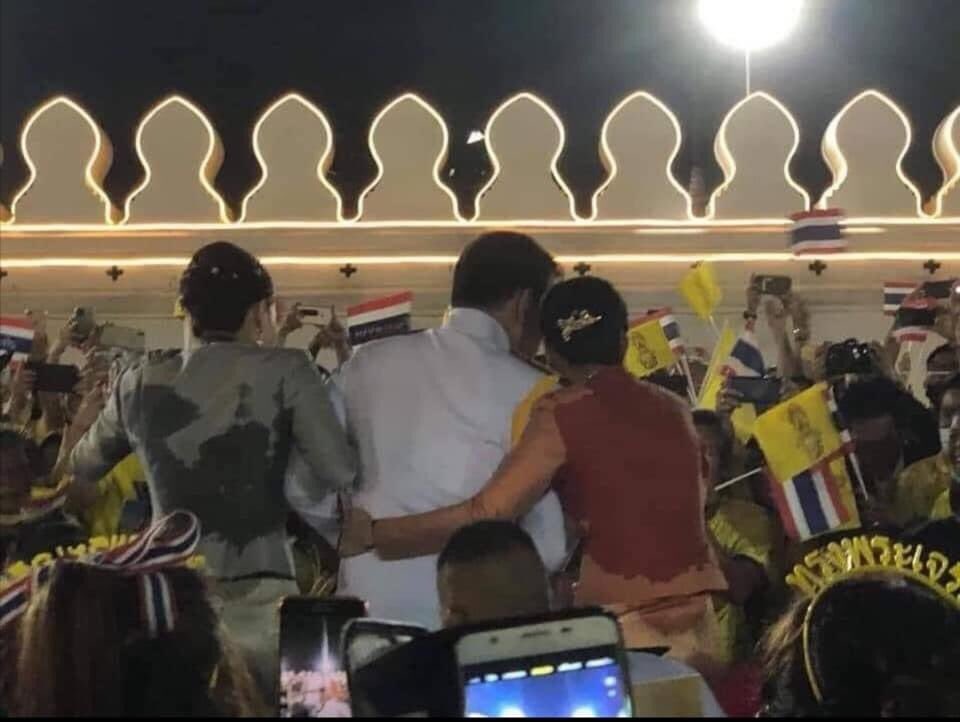 ชอบภาพนี้ของปีที่แล้ว..สถาบันครอบครัวเป็นสถาบันสำคัญที่จะเป็นสิ่งยึดเหนี่ยวให้กับคนในครอบครัวว่าจะดำรงอยู่ได้หรือไม่..เช่นเดียวกับประเทศไทยที่จะรอดหรือไม่ก็ขึ้นอยู่กับทุกคนในประเทศว่าจะทำให้ครอบครัวนี้ไปรอดไหม ชาติ ศาสนา พระมหากษัตริย์ เป็นองค์ประกอบของครอบครัวไทย 🙏💛🇹🇭