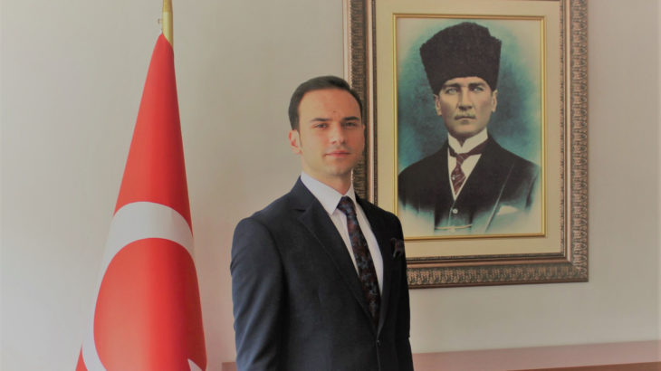 TezcanTezsam's tweet photo. Seni doğuran anan övünsün Kaymakam. 

Cumhuriyet Bayramı nedeniyle yaptığı konuşmasında Atatürk ve Cumhuriyet vurgusu yapan Korgan Kaymakamı Miraç Akbulut, Erdoğan'dan bahsetmemiş. AKP'liler şikayet ediyor. Içişleri Bakanlığı görevden alıyor! https://t.co/5X4L9vMCM8