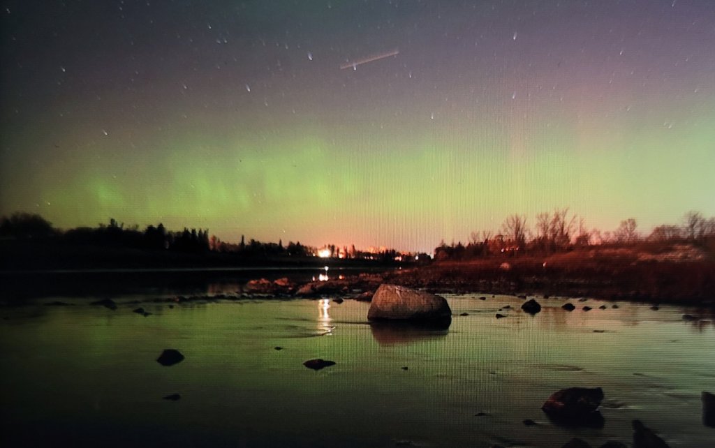 MikePrattPhotos's tweet image. Trying my luck this evening. Not much happening where I am. #Aurora #backofcamera