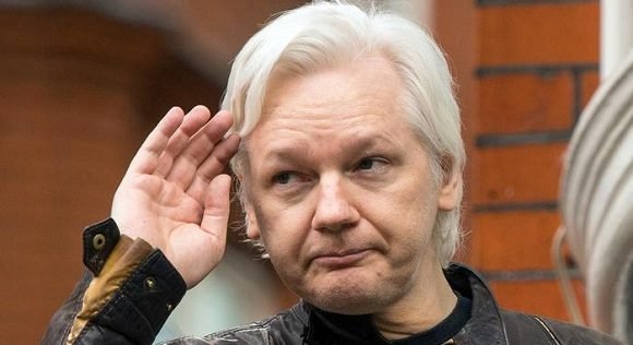 Julian Assange solo hizo lo correcto: develó hechos, cifras y saberes incómodos a un mundo acostumbrado a mandar pisoteando a través de la mentira