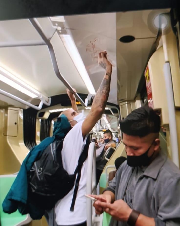 DenunciasAntio2's tweet photo. Me ayudan denunciado a esta persona que estaba rayando  el tranvia, el día de hoy 03 de Noviembre a las 8:09 pm @metrodemedellin @PoliciaMedellin @seguridadmed @sebaslopezv @simonmolinag 

#DenunciasAntioquia #somosDenunciasAntioquia https://t.co/itglcn03PH