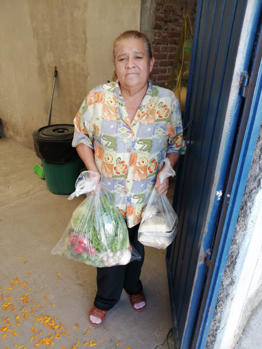 FactorRadioPue's tweet photo. EN LOMAS DE SAN JERÓNIMO EN PUEBLA CAPITAL ENTREGAMOS LA #Despensacentralera 251 A MA DEL CARMEN GONZÁLEZ CAMACHO POR SER #FanDestacada DE NUESTRO PROGRAMA, FELICIDADES!, GRACIAS A @antonioriveradl DE APCA @OficialEspiral @polodelara @SarahiiMunoz @ElviraGaytanCo1 @ZaraPaolaFlo https://t.co/y8rDGd6Nf8