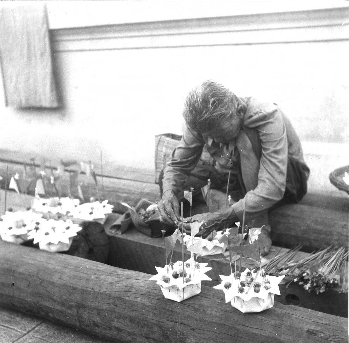 เมื่อ 71 ปีก่อน ก็มีทำกระทงขายในวันลอยกระทงด้วยนะ ☺️ ดูเรียบง่ายดีจัง 

กรุงเทพมหานคร (พระนคร) | Bangkok   
ถ่ายเมื่อปีค.ศ.1950 (พ.ศ.๒๔๙๓) 

Photographer: Robert